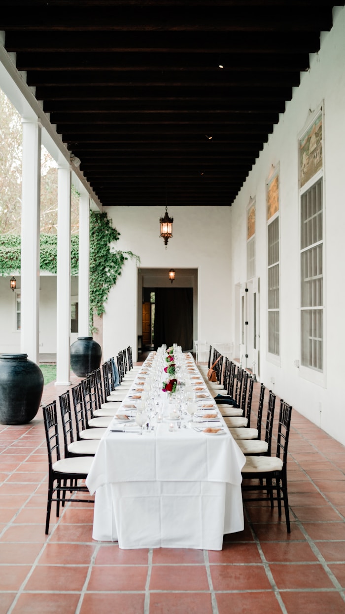 Evento al aire libre en Cali - sillas Rimax y tablones con mantel blanco