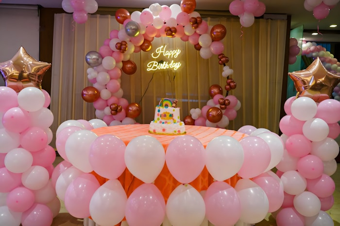 Decoración con globos para cumpleaños en Cali - arco orgánico y mesa principal