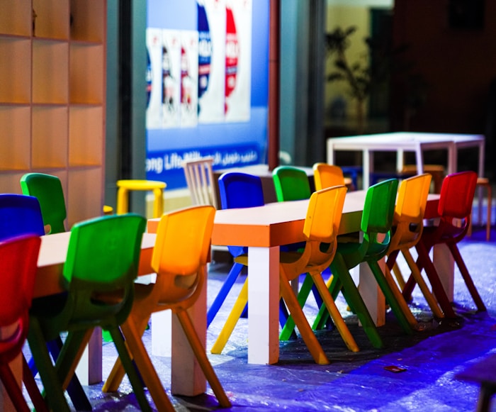 Zona infantil para fiesta en Cali - sillas Rimax para niños y mesas pequeñas