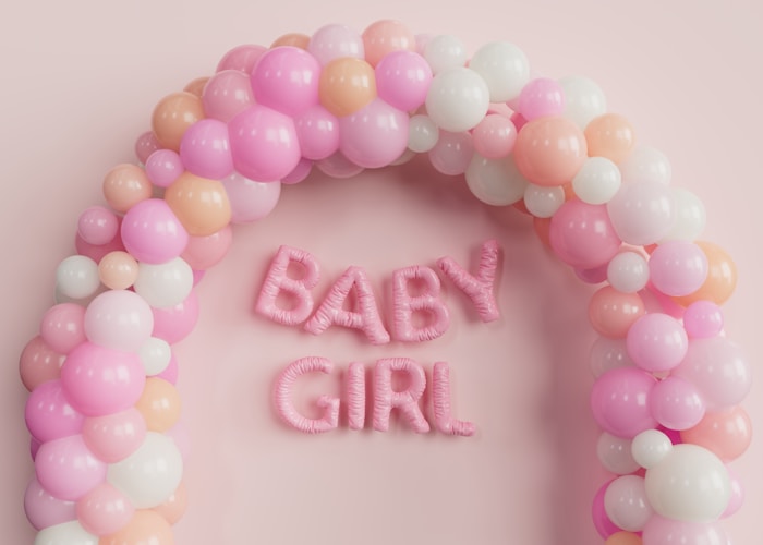 Quinceañera en Cali - tablones con sobremanteles de colores y decoración con globos