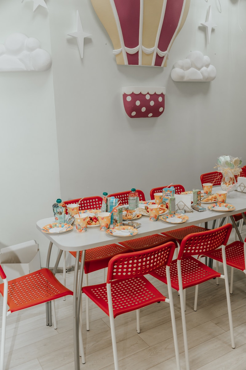 Sillas Rimax para niños y mesas infantiles en alquiler para fiestas infantiles en Cali